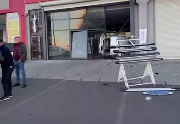 Fren yerine gaza basınca dükkana daldı