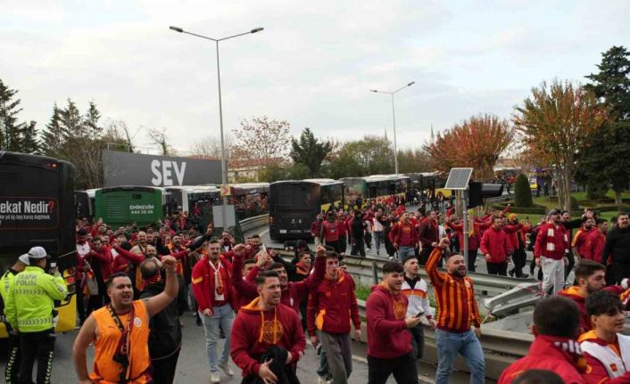 Galatasaray taraftarları derbi için stada geldi
