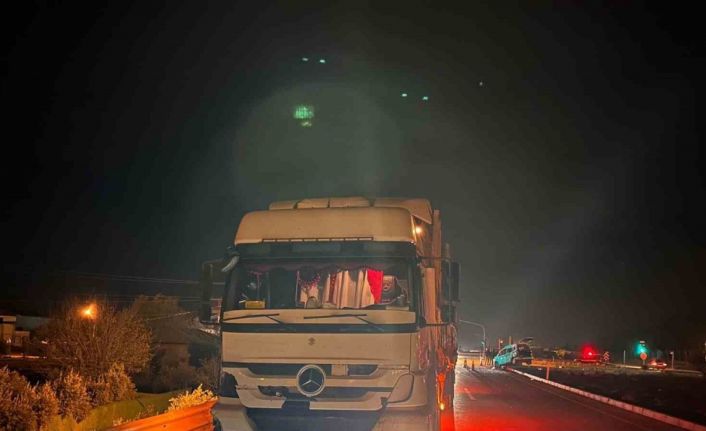 Gaziantep’te hafif ticari araç ile tır çarpıştı: 2’si çocuk 3 yaralı