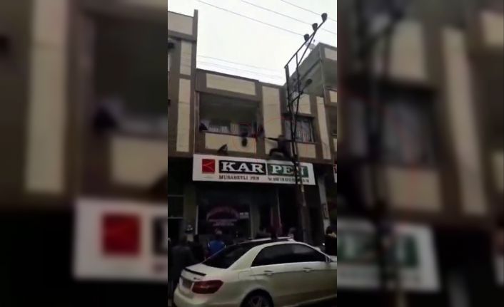 Gaziantep’te yürekleri ağza getiren an: Balkonda asılı kalan çocuğu kurtardı