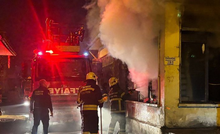 Gece yarısı iş yeri yangını: Kepenkler ve camlar kırıldı