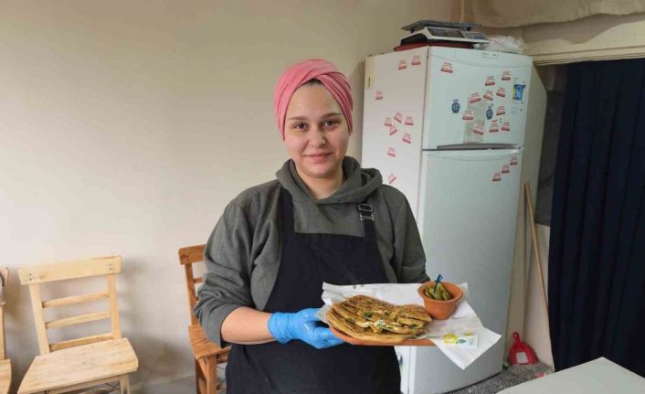 Geleneksel yöntemlerle yaptığı gözlemelerle geçmişin izlerini yaşatıyor