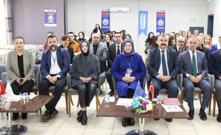 Genç kadınlar dijital dünyada güçleniyor