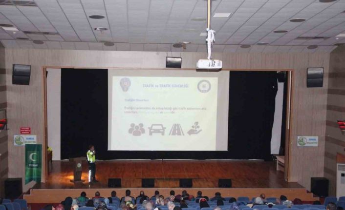 Gerede’de polis ekipleri vatandaşları ve öğrencileri bilgilendirdi