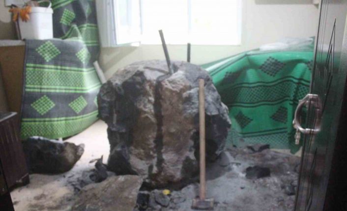 Giresun’da riskli bölgedeki kayalar kaldırılırken kopan kaya parçası evin içerisine girdi