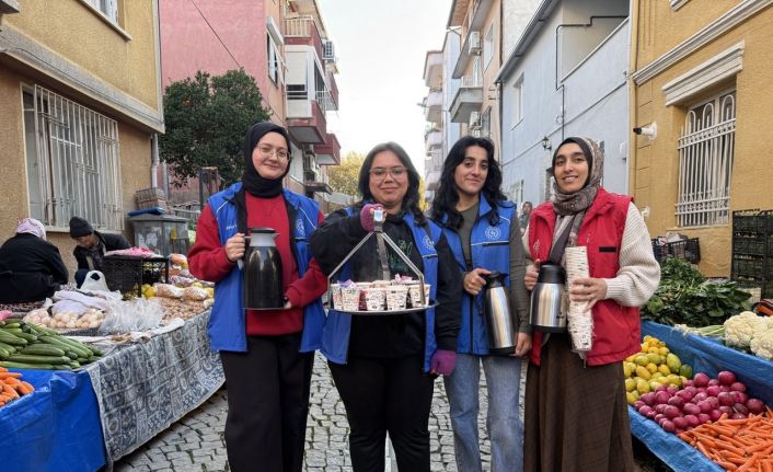 Gönüllü gençlerden pazar esnafına sıcak ikram