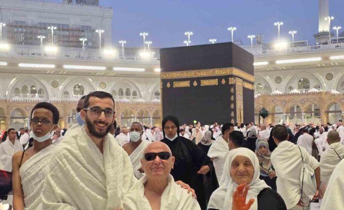 Görme engelli Ramazan amca ve Nuriye teyze umreye kavuştu