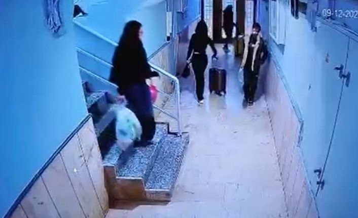 Güllü’nün kızı ve arkadaşının valizlerle kaçmaya çalıştığı anlar kamerada