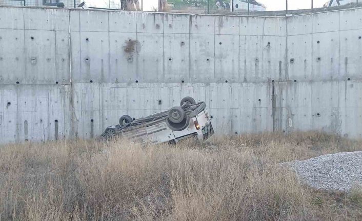 Hafif ticari araç 8 metrelik istinat duvarından sahaya uçtu: 1 ağır yaralı