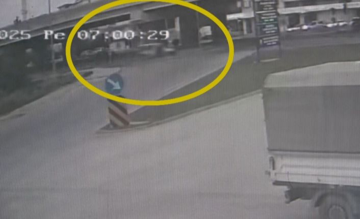 Hafif ticari aracın çarptığı yaya yola savruldu, kaza anı güvenlik kamerasına yansıdı