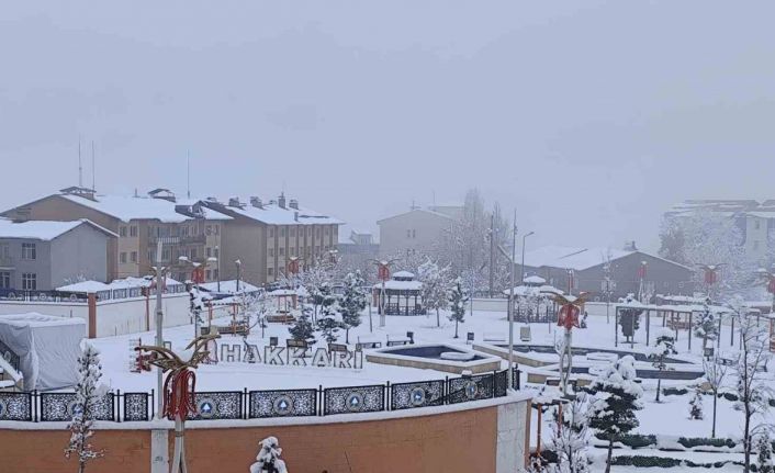 Hakkari’de kar yağışı kartpostallık manzaralar oluşturdu
