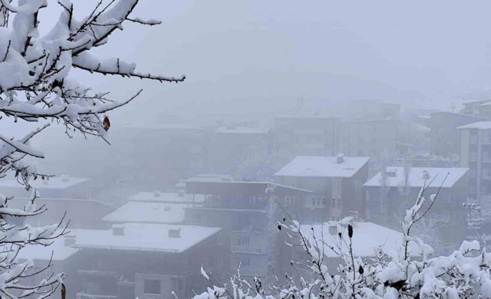 Hakkari’de kar yağışı yerini sise bıraktı