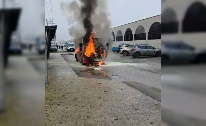 Halk otobüsü alev alev yandı