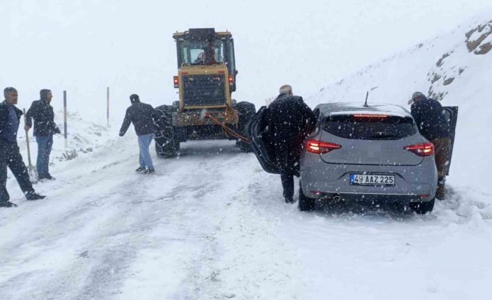 Hasköy-Mutki karayolu kar ve tipi nedeniyle ulaşıma kapatıldı