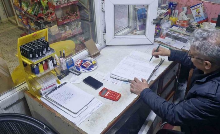 Hayırsever çift, mahalle bakkalındaki 230 bin liralık veresiye borcunu ödeyerek 50 ailenin borcunu sildi