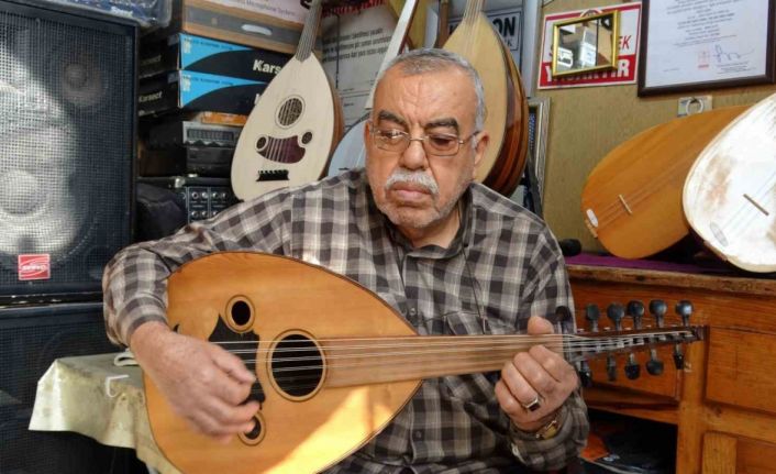 Hediye bağlama ile başlayan müzik tutkusu 61 yıldır sürüyor