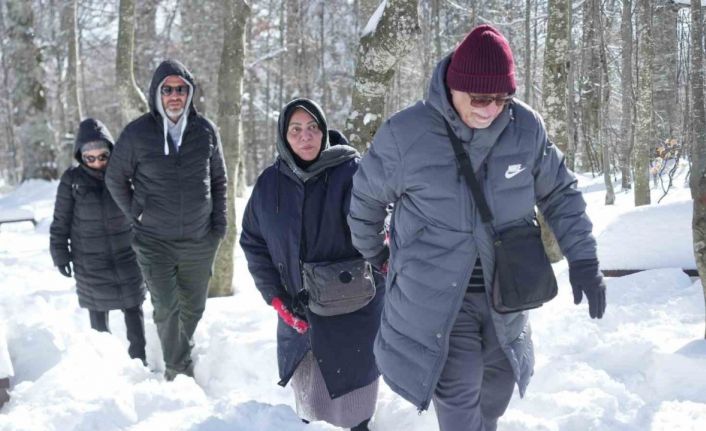 Hem teleferiğe bindiler hem de bembeyaz örtü üstünde kar topu savaşı yaptılar