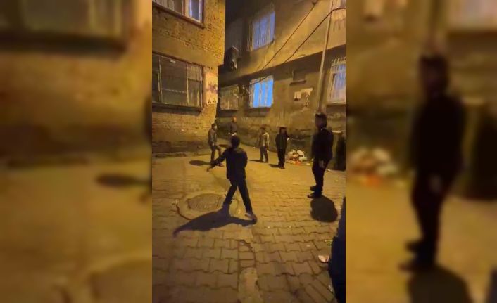 Hendek ve çatışmalarla gündeme gelen Sur’da polis ve çocuklar gece saatlerinde top oynadı