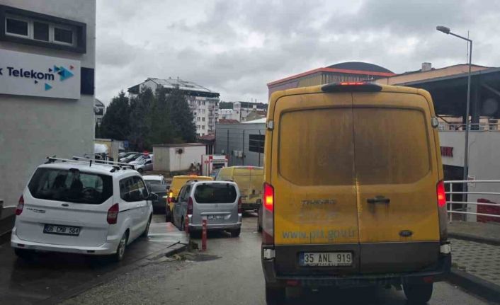 Her sabah trafiği felç eden PTT kargo araçları sürücüleri çileden çıkarıyor