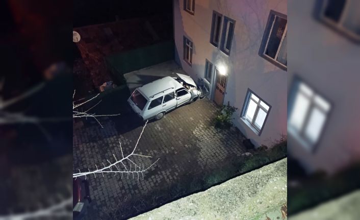 Hisarcık’ta otomobil evin duvarına çarptı: 1 ölü, 1 yaralı