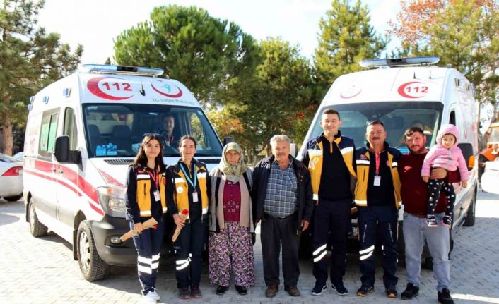 İki kez hayatını kurtaran sağlık çalışanlarını her fırsatta ziyaret ediyor