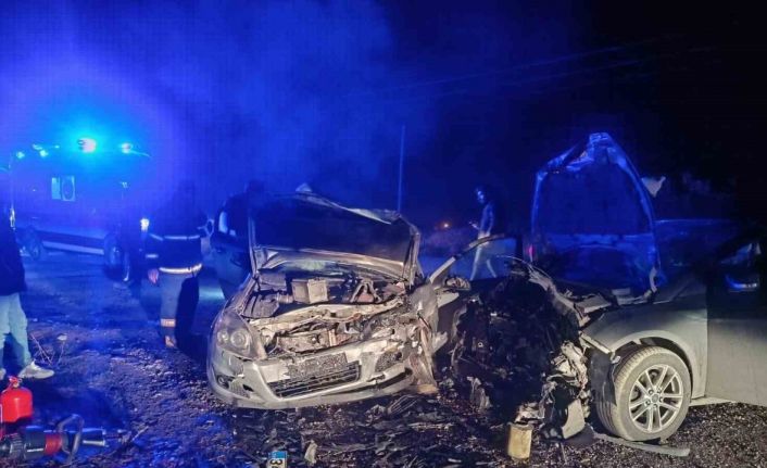 İki otomobil çarpıştı: 5 yaralı