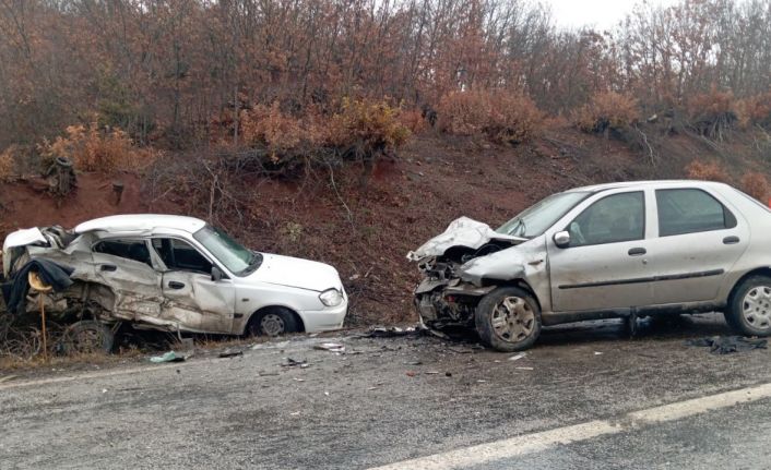 İki otomobil kafa kafaya çarpıştı: 1 ölü, 1’i ağır 2 yaralı