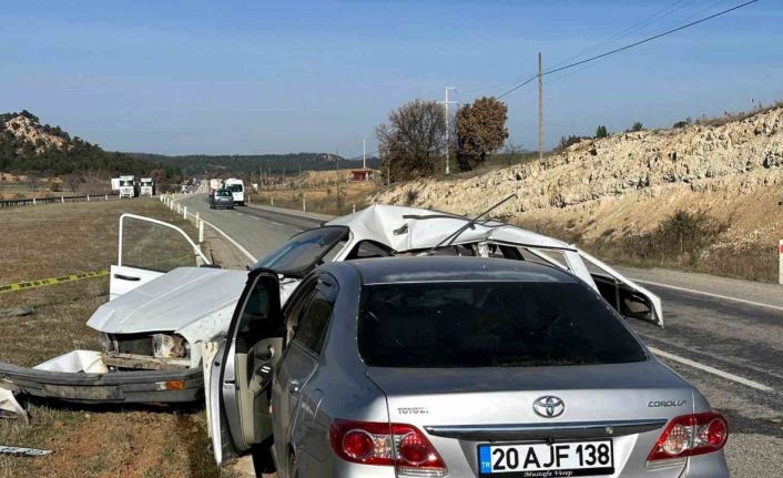 İki otomobilin çarpıştığı kazada yaşlı çift hayatını kaybetti