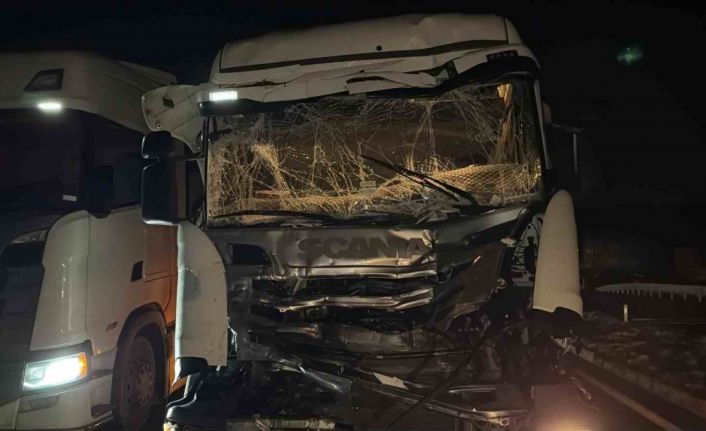 İki tır ve otomobilin çarpıştığı kazada bir kişi yaralandı