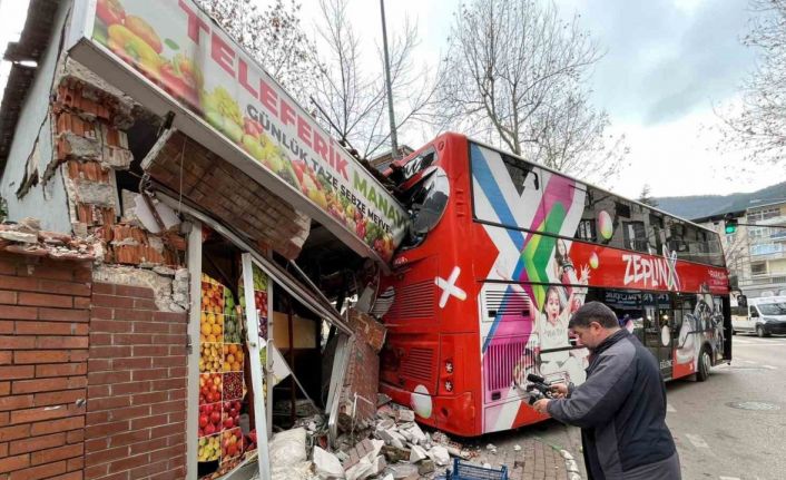 İmdat freni boşalan öğrenci otobüsü manava daldı...
