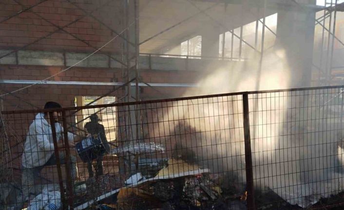 İnşaat atıklarının alev alması paniğe yol açtı