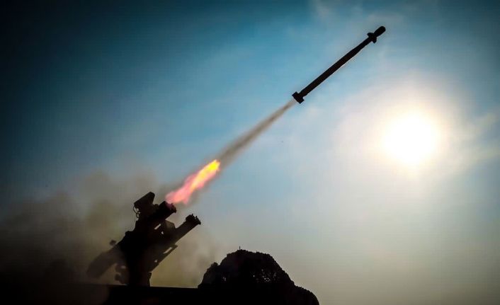 İran’dan Umman Denizi’nde füze atışı