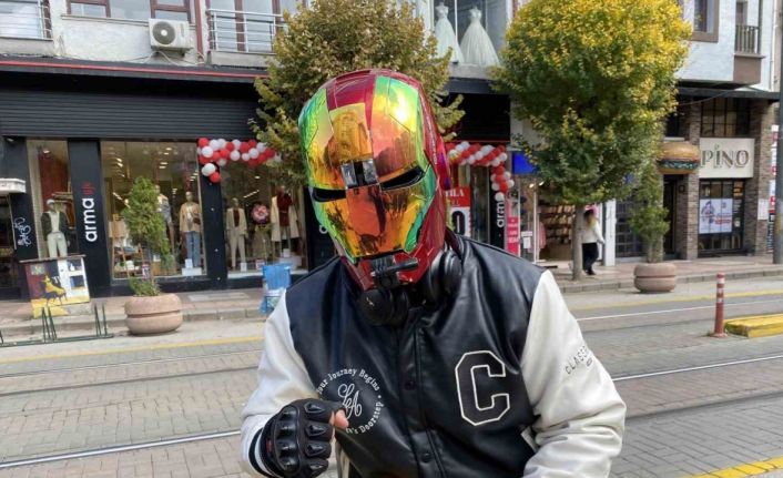 İron-Man kaskı ile dolaşan motosikletli dikkat çekiyor