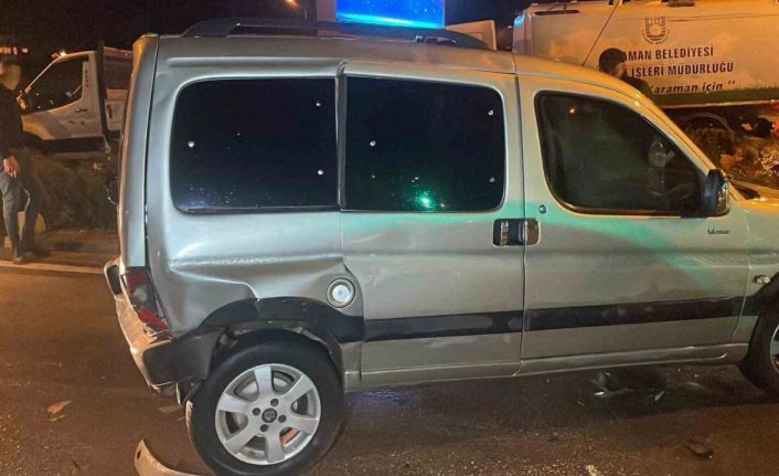 Işıkta bekleyen araçlara çarpan otomobil zincirleme kazaya neden oldu: 2 yaralı