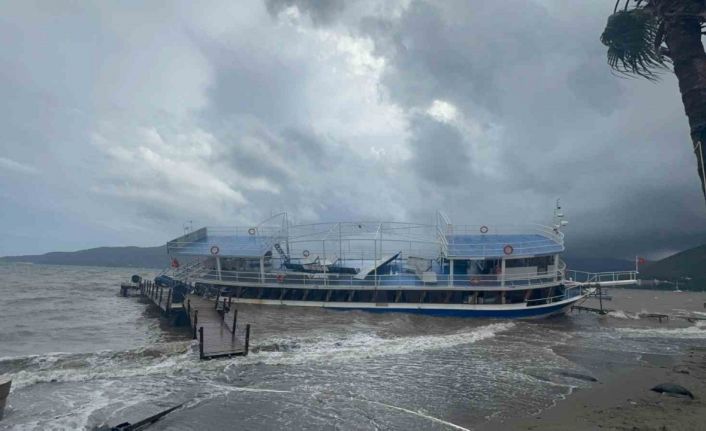 İskeleye çarparak karaya oturan tekne için kurtarma çalışmaları başladı