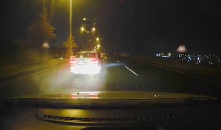 Islak yolda makas atan sürücü, kameraya yansıdı