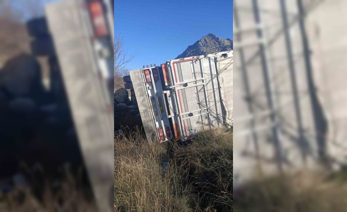 Isparta’da kontrolden çıkan kamyon şarampole devrildi, sürücü yaralandı
