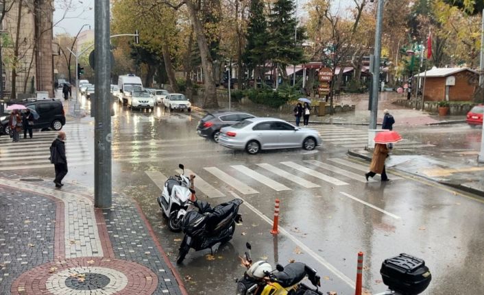 Isparta’da sağanak yağış etkisini arttırdı: Yollarda su birikintileri oluştu