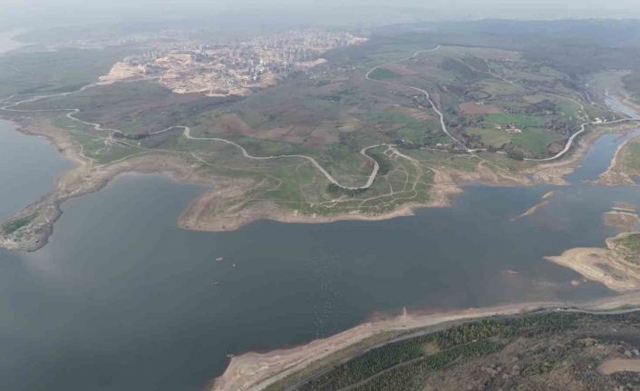İstanbul’da kuraklığın en net görüntüsü: Barajdaki su seviyesi düşünce eski köy evleri ortaya çıktı