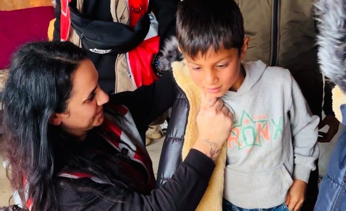 İstanbullu gönüllülerden Şanlıurfa’daki çocuklara hediye bot ve mont