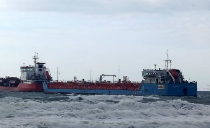 İstanbul’un Florya açıklarında Azerbaycan ve Türk bandrallı iki tankerden acil durum çağrısı geldi. Olay yerine kurtarma ekiplerinin sevk edildiği öğrenildi.