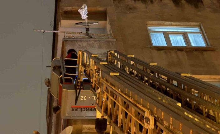 İtfaiye eve merdiven uzatarak girdi, çocuğun uyuduğu ortaya çıktı