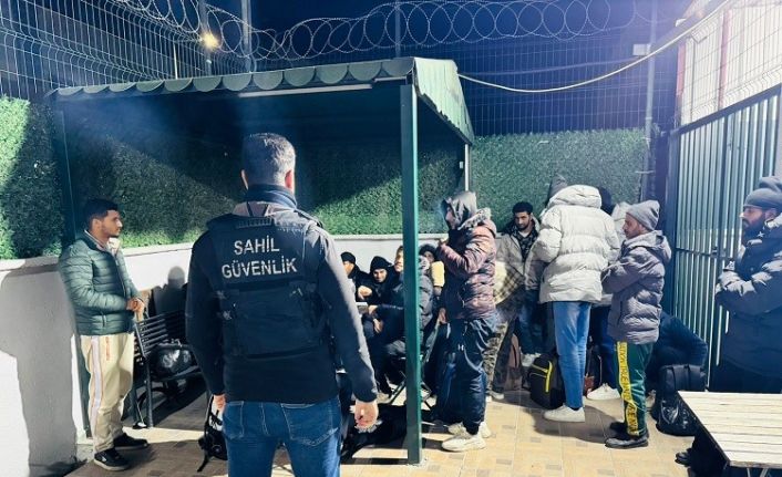 İzmir’de 20 düzensiz göçmen ve 1 göçmen kaçakçısı yakalandı