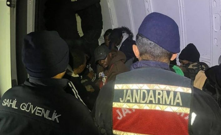 İzmir’de 27 düzensiz göçmen ve 4 göçmen kaçakçısı yakalandı