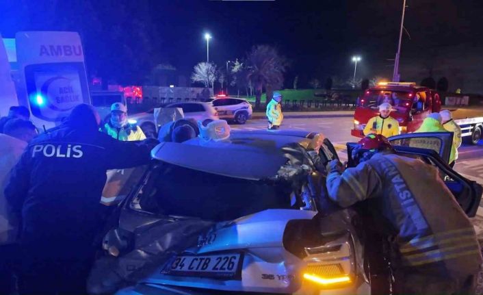 Kadıköy’de virajı alamayan sürücü, takla atıp elektrik direğini devirdi