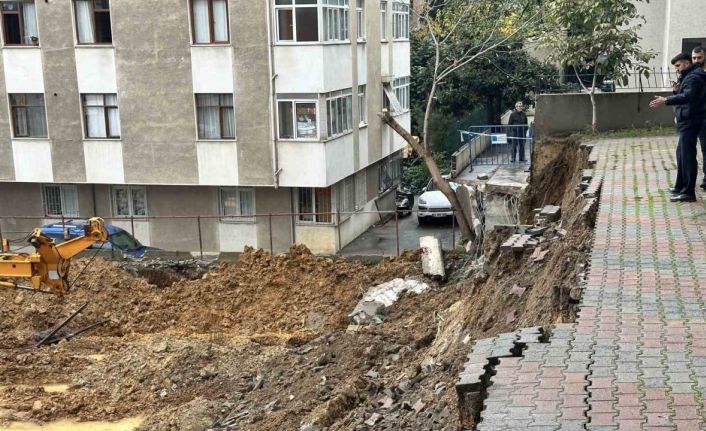Kadıköy’de yağışlara dayanamayan istinat duvarı çöktü