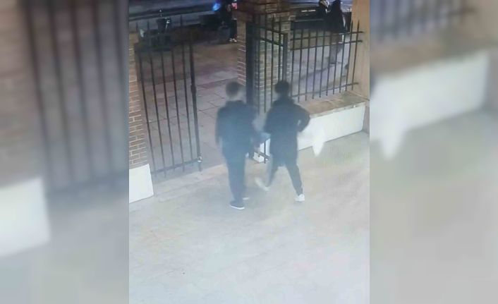 Kadıköy’de yardım kutusu hırsızlığı: Önce gözetlediler sonra çaldılar