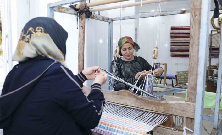 Kadınlar el emeği ve gönül birliğiyle üretiyor