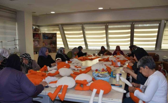 Kadınlar, lösemili çocuklara oyuncak bebek ve elbise dikmek için bir araya geldi