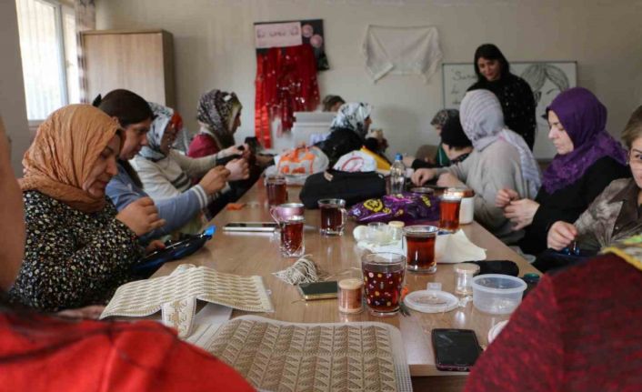 Kadınların el emeğiyle ürettikleri tel kırma şal ve çantalar yoğun ilgi görüyor